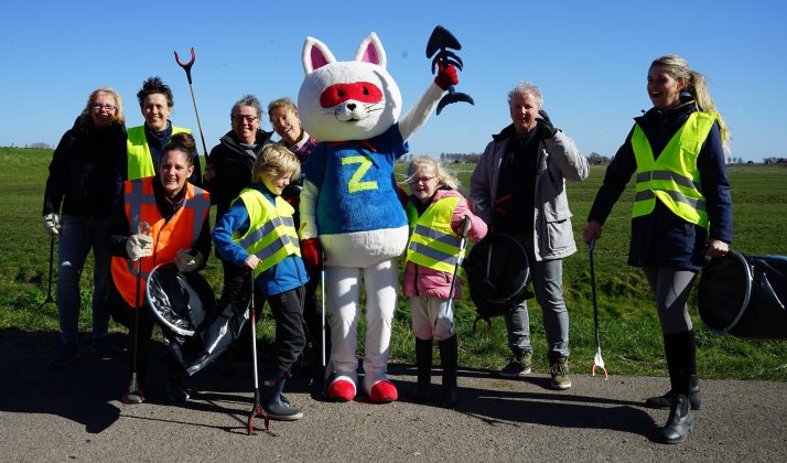 Groepsfoto van opruimploeg Spijkerboor samen met Zwerfkattie