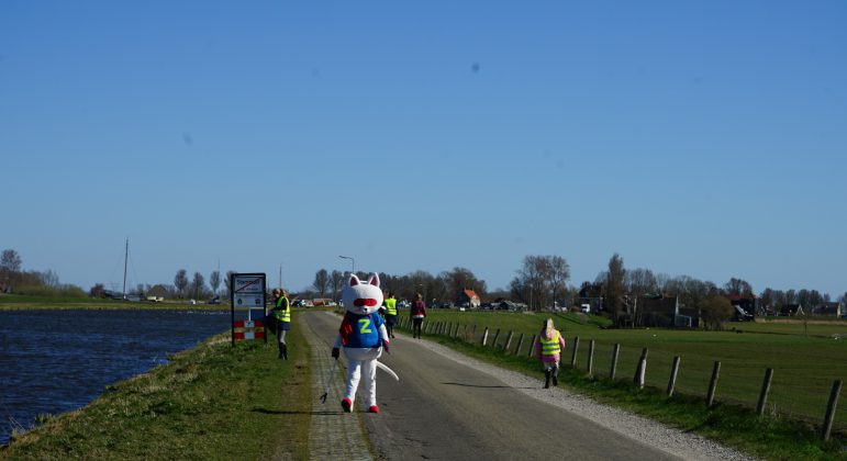 Zwerfkattie verzamelt met opruimploeg Spijkerboor zwerfafval