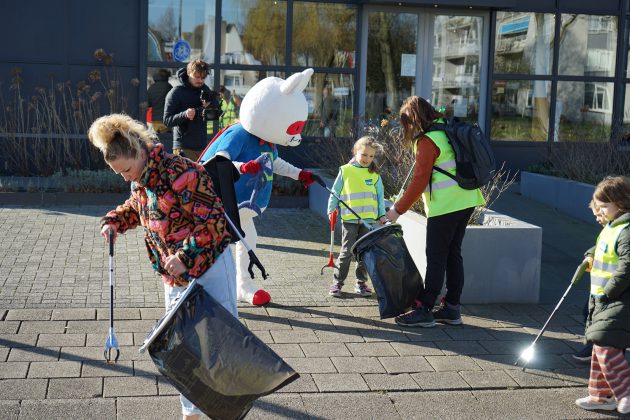 Zwerfkattie en vrijwilligers druk in de weer met zwerfafval