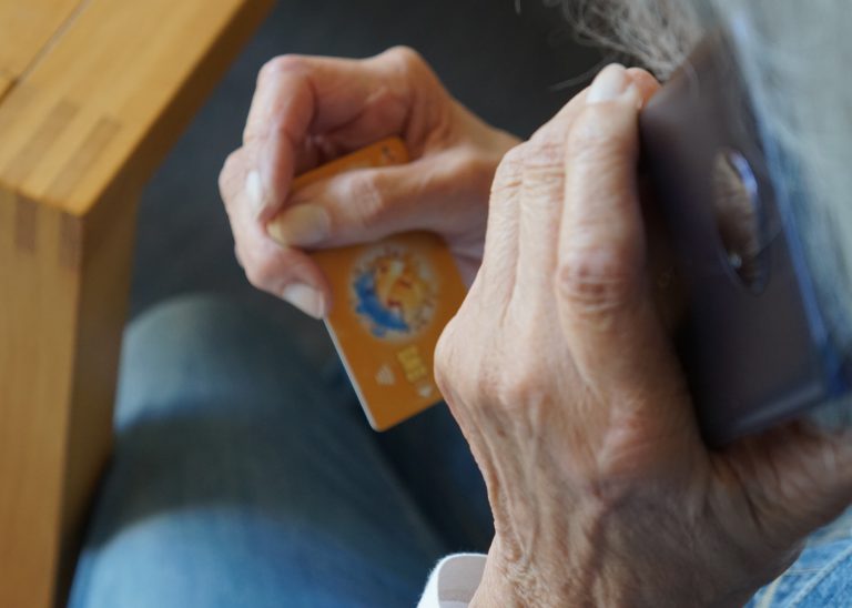 Zwakke blaas behoedt Corina (82) voor bankhelpdeskfraude