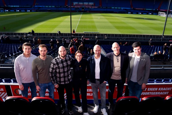 Personen op de foto van links naar rechts: Sven Konijn (ML), Dave Kooij (ML), Robert Gjini (SMG), Lilian de Leeuw (Stadion Feijenoord), François Moelands (Techno), Bernard Gerritsma (SMG) en Quincy van Duivenbode (Techno)