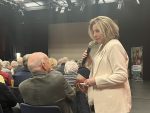 Catherine Keyl stelt vraag aan man uit publiek