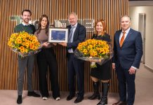 Techone ontvangt als eerste bedrijf in Nederland het NIS2 Quality Mark-certificaat Nathalie Verkade, Compliance Officer bij Techone ontvangt het eerste NIS2 Quality Mark-certificaat van Nederland uit handen van Peter Noordhoek, directeur-secretaris van de Stichting Kwaliteitsinnovatie.