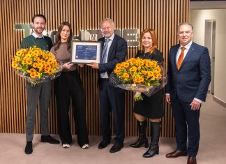 Techone ontvangt als eerste bedrijf in Nederland het NIS2 Quality Mark-certificaat Nathalie Verkade, Compliance Officer bij Techone ontvangt het eerste NIS2 Quality Mark-certificaat van Nederland uit handen van Peter Noordhoek, directeur-secretaris van de Stichting Kwaliteitsinnovatie.