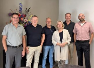 Miles Research versterkt positie met overname van AI-gedreven feedbackplatform Focus Feedback vlnr: Dirk van Kemenade (Miles), Wim Graafmans (Miles) Dave Wurms (FF), Mary Boeyink (FF), Koen van Nijnatten (Miles) en Eric Landwaart (Miles).