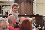 Anita Witzier tijdens een seniorenbijeenkomt in Alkmaar
